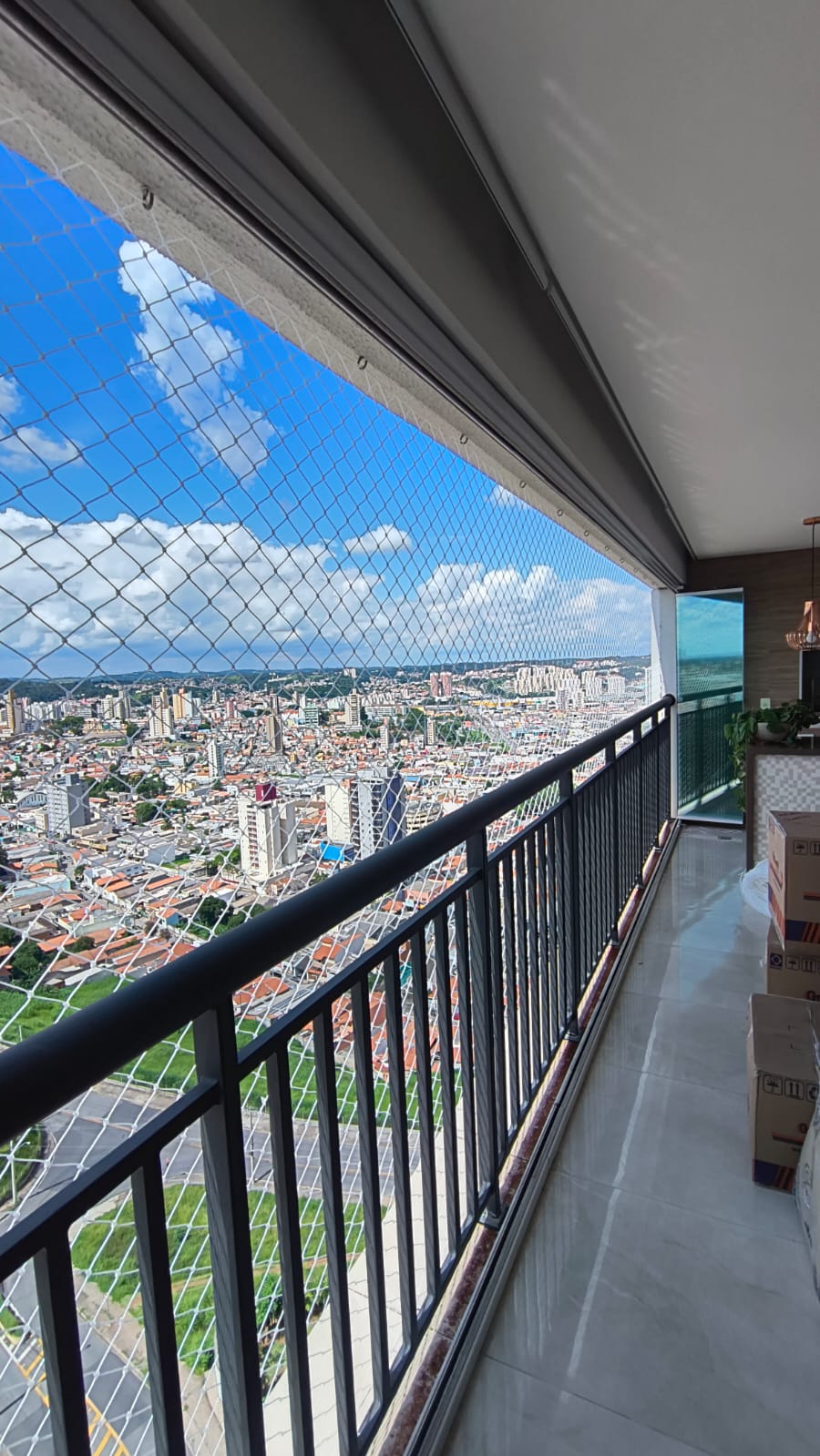 Rede de proteção instalada em sacada alta com vista para São Paulo